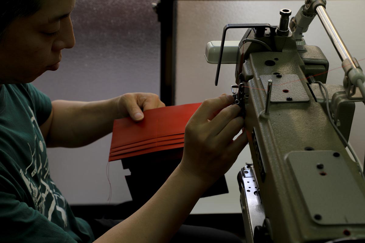 ミシンでの縫製作業の様子