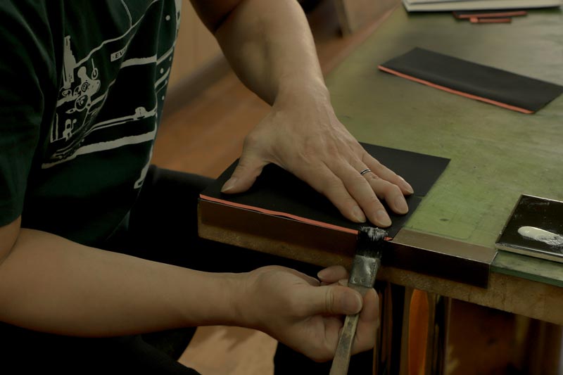 革を加工している様子