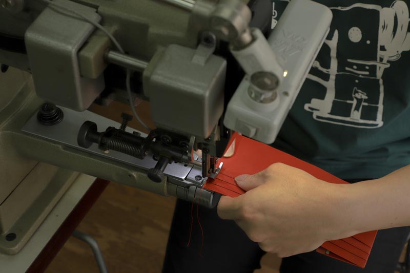 ミシンでの縫製作業の様子