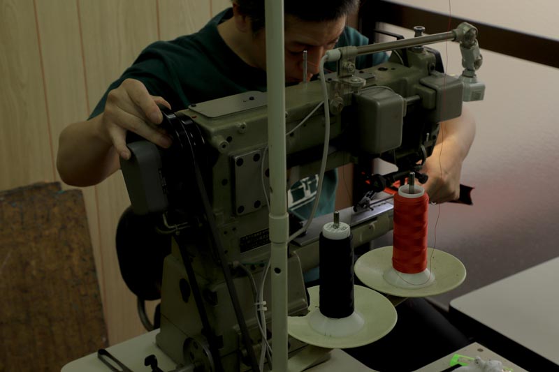 ミシンでの縫製作業の様子