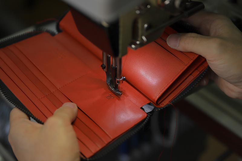 ミシンでの縫製作業の様子