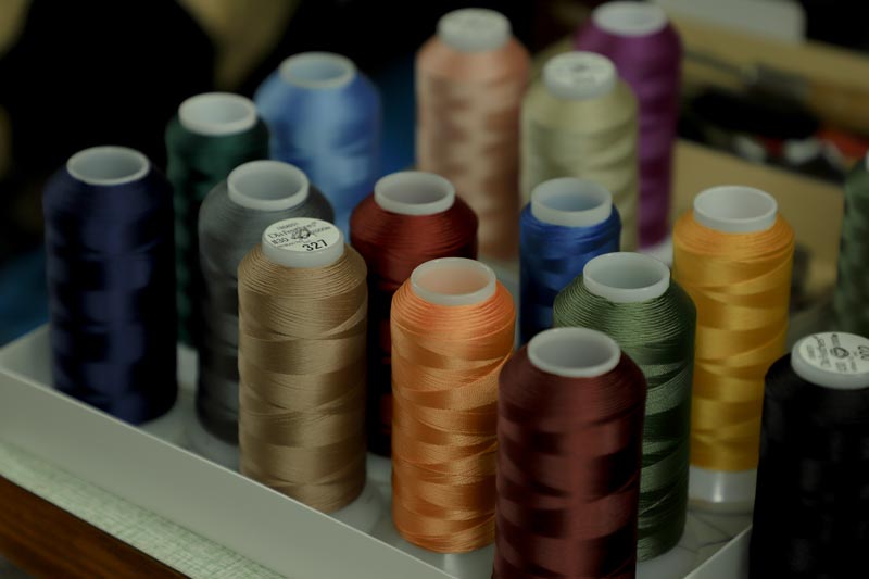 さまざまな色の糸