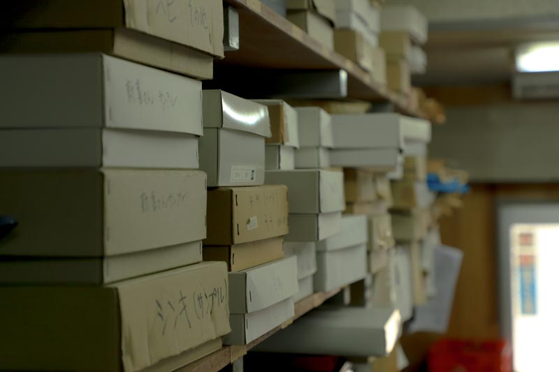 工房の棚に積まれている無数の箱