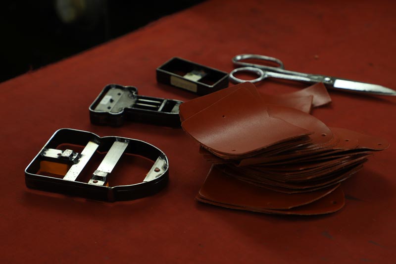 型抜きや鋏などの器具と、型で抜いた後の革