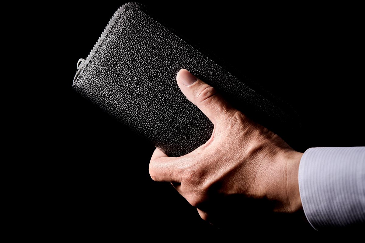 ロングウォレットを手に持った時のイメージ画像