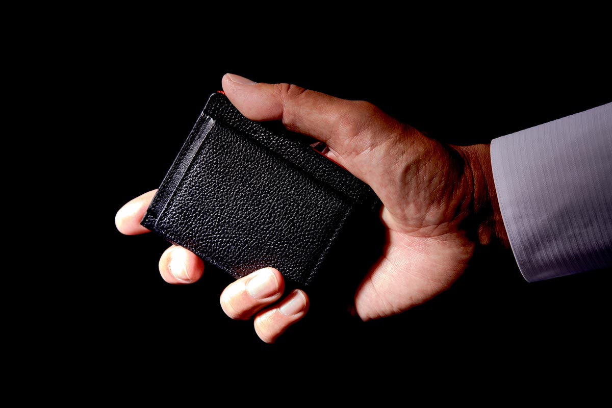 ミニマムウォレットを手に持った時のイメージ画像